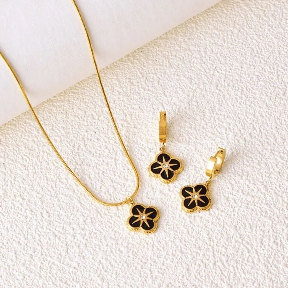3-Piece Gold-Plated Four-Leaf Clover Pendant Necklace Earrings Jewelry Set